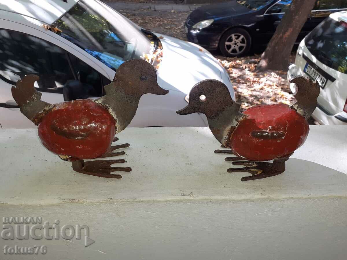 Doi pui vechi de metal figurin statueta din plastic cu preț 69.00 BGN | € 35.28 Doi pui vechi de metal figurin statueta din plastic cu preț 69.00 BGN | € 35.28