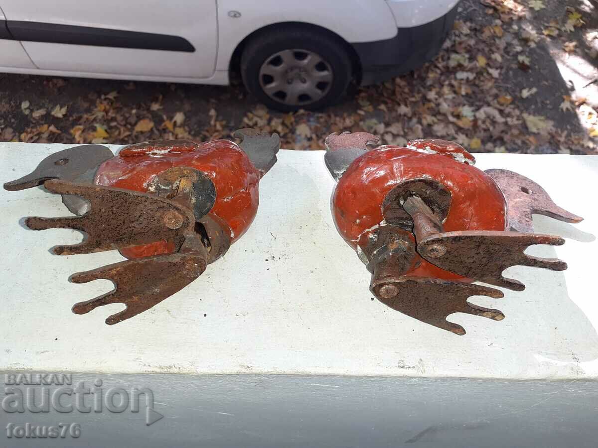 Licitație Doi pui vechi de metal figurin statueta din plastic Licitație Doi pui vechi de metal figurin statueta din plastic