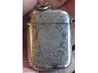 Cutie de chibrituri placată cu argint, gravată în stil victorian.