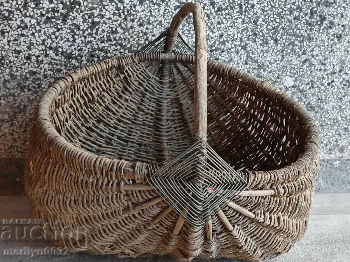 Old large wicker basket paner basket