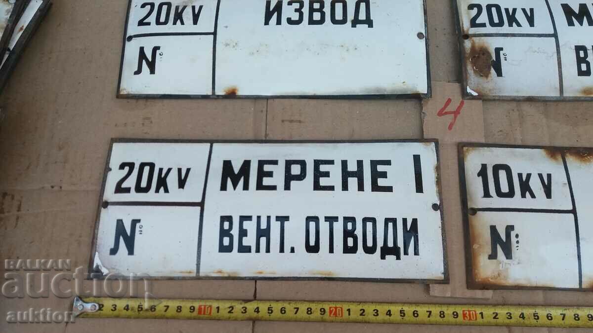 Auction LOT OF 4 ENAMEL PLATES Auction LOT OF 4 ENAMEL PLATES