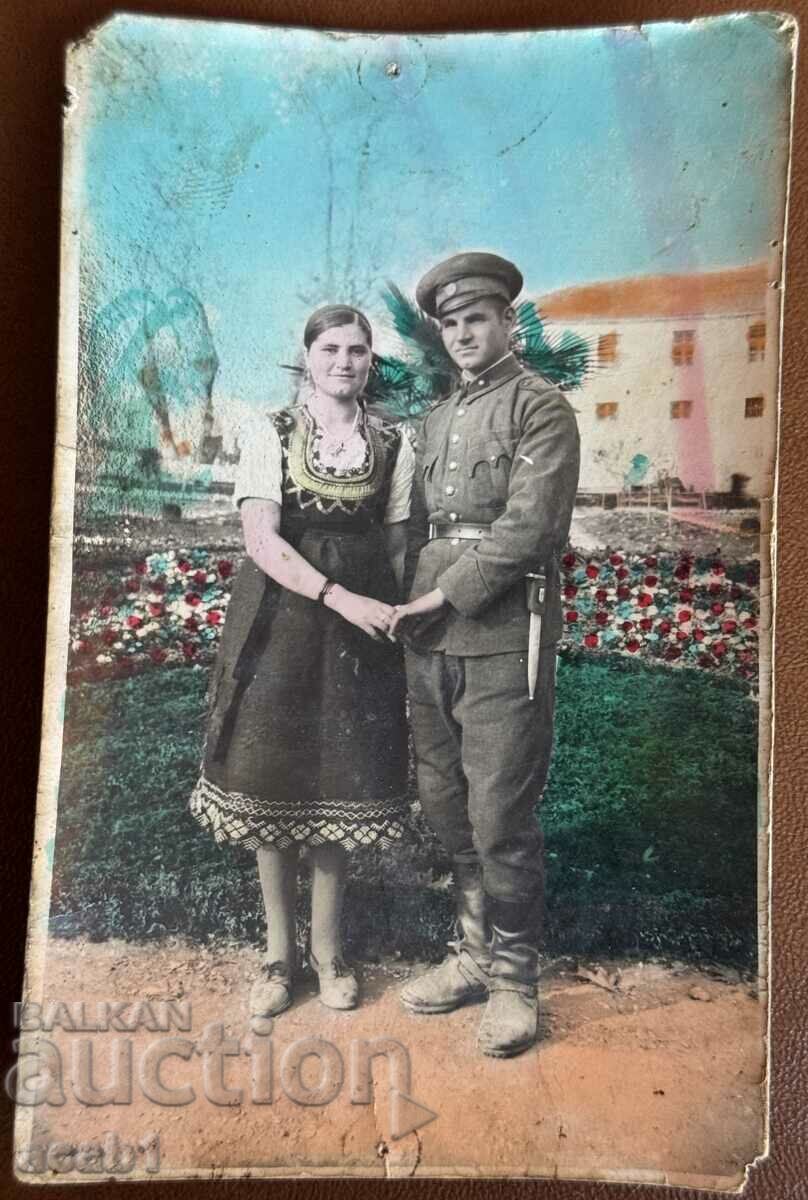 Soldat cu logodnica lui colorată