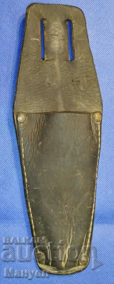 Leather bayonet scabbard. - 7 Leather bayonet scabbard. - 7