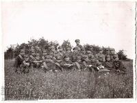 OLD MILITARY PHOTO SOLDIERS ON FIELD TRAINING D105