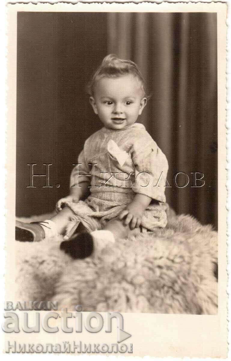 1943 FOTO VECHE NUC SUS BEBE ÎN GARSONIERĂ D128