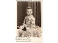 1943 FOTO VECHE NUC SUS BEBE ÎN GARSONIERĂ D128