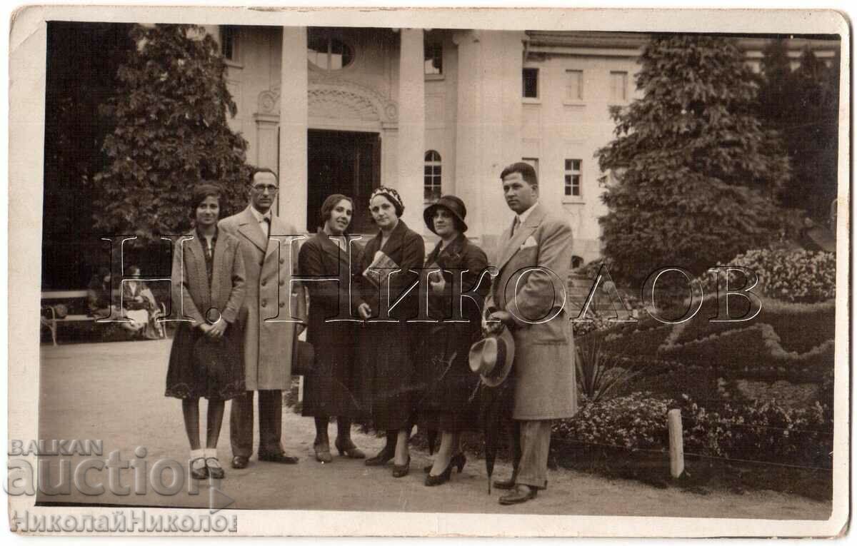 OLD PHOTO BENCH IN FRONT OF THE MINERAL BATH D129
