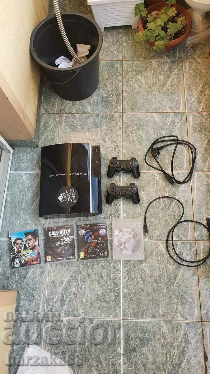 PS3 конзола  + 2 Джойстика + 4 игри