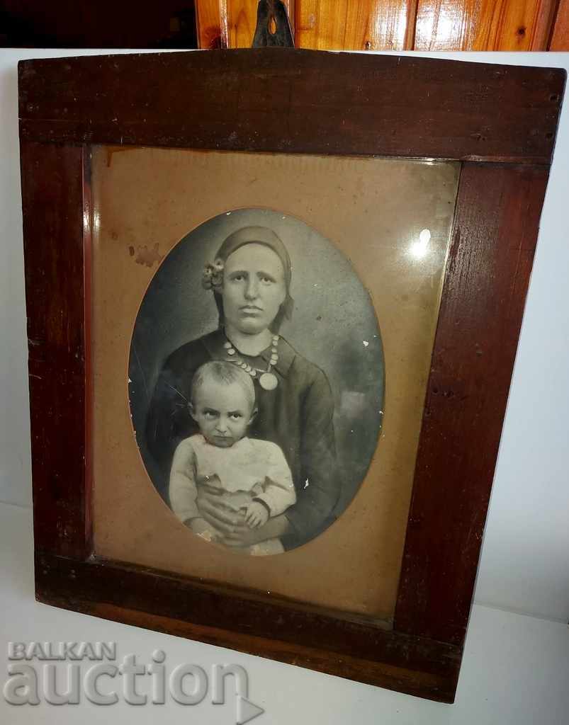 . EARLY 20TH CENTURY LARGE PHOTO FRAME MOTHER WITH CHILD PHOTOGRAPH