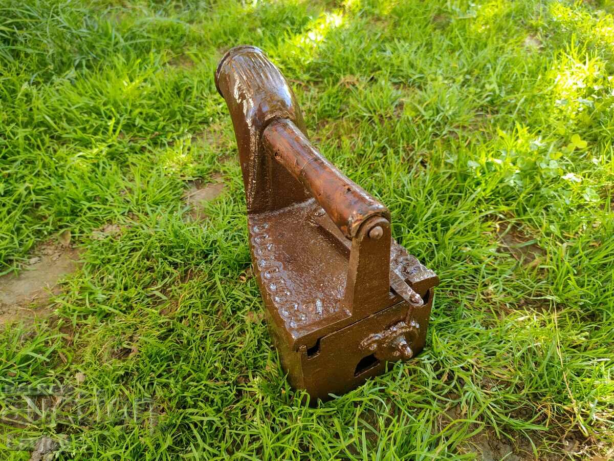 Licitație Fier cu chimen pe cărbune, jar