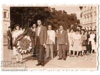 1952 LITTLE OLD PHOTO SOFIA LAYING WREATHS D164