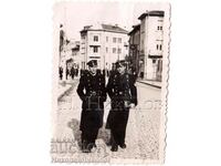 1943 LITTLE OLD PHOTO HIGH SCHOOL CHILDREN ON A WALK D166