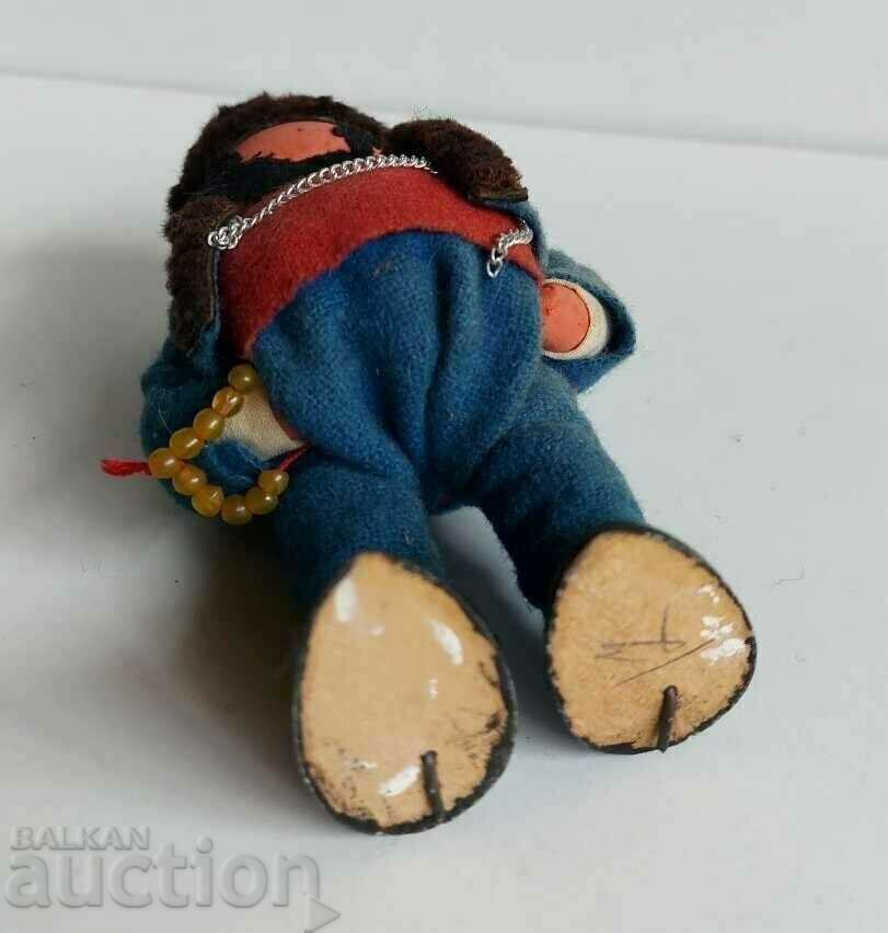 . FIGURINE SOUVENIR WEARING ETHNO ETHNOGRAPHIC SOC NRB - 5 . FIGURINE SOUVENIR WEARING ETHNO ETHNOGRAPHIC SOC NRB - 5