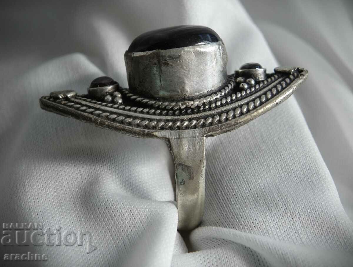 Delivery of Ottoman ring with pomegranates from the 19th century. Delivery of Ottoman ring with pomegranates from the 19th century.