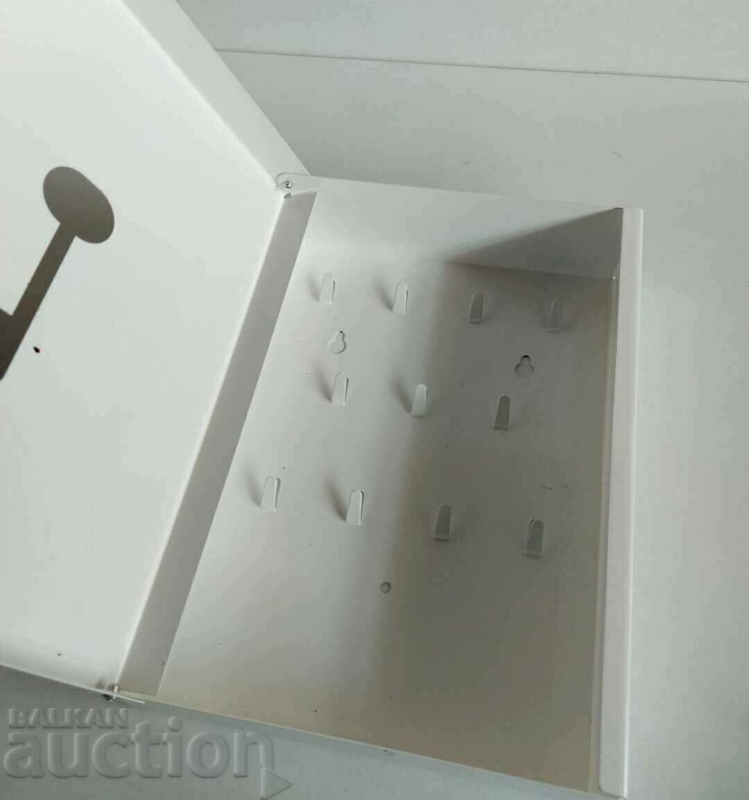 Delivery of . METAL KEY BOX PROBABLY UNUSED Delivery of . METAL KEY BOX PROBABLY UNUSED