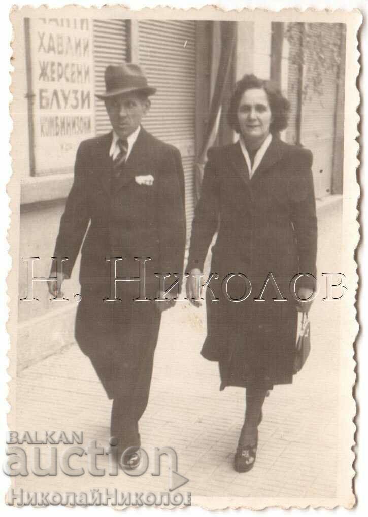 SMALL OLD PHOTO FAMILY COUPLE WALKING D169 SMALL OLD PHOTO FAMILY COUPLE WALKING D169