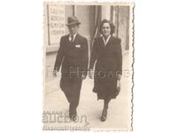 SMALL OLD PHOTO FAMILY COUPLE WALKING D169