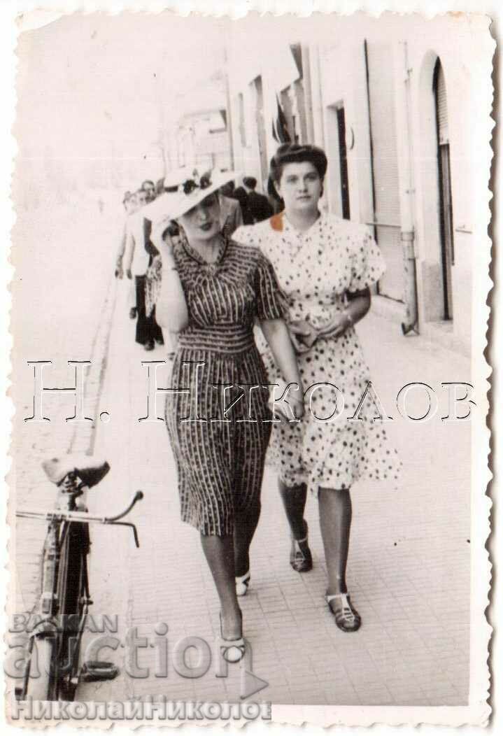 LITTLE OLD PHOTO TWO LADIES WALKING D170