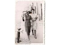 LITTLE OLD PHOTO TWO LADIES WALKING D170