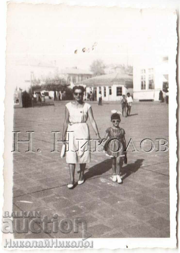 LITTLE OLD PHOTO THE TWO WITH MOM WITH DARK GLASSES D171