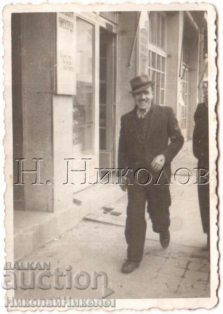 SMALL OLD PHOTO MAN WALKING D172 SMALL OLD PHOTO MAN WALKING D172