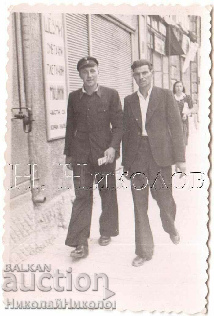 MIC VECHI FOTO BĂRBAȚI FAMILIE MERGE D173