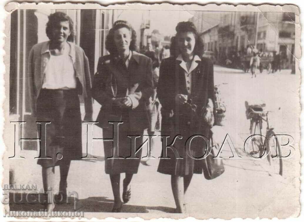 LITTLE OLD PHOTO THREE LADIES ON A WALK D174