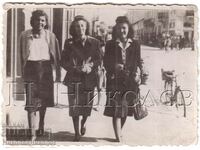 LITTLE OLD PHOTO THREE LADIES ON A WALK D174