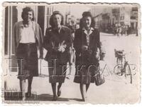 LITTLE OLD PHOTO THREE LADIES ON A WALK D174