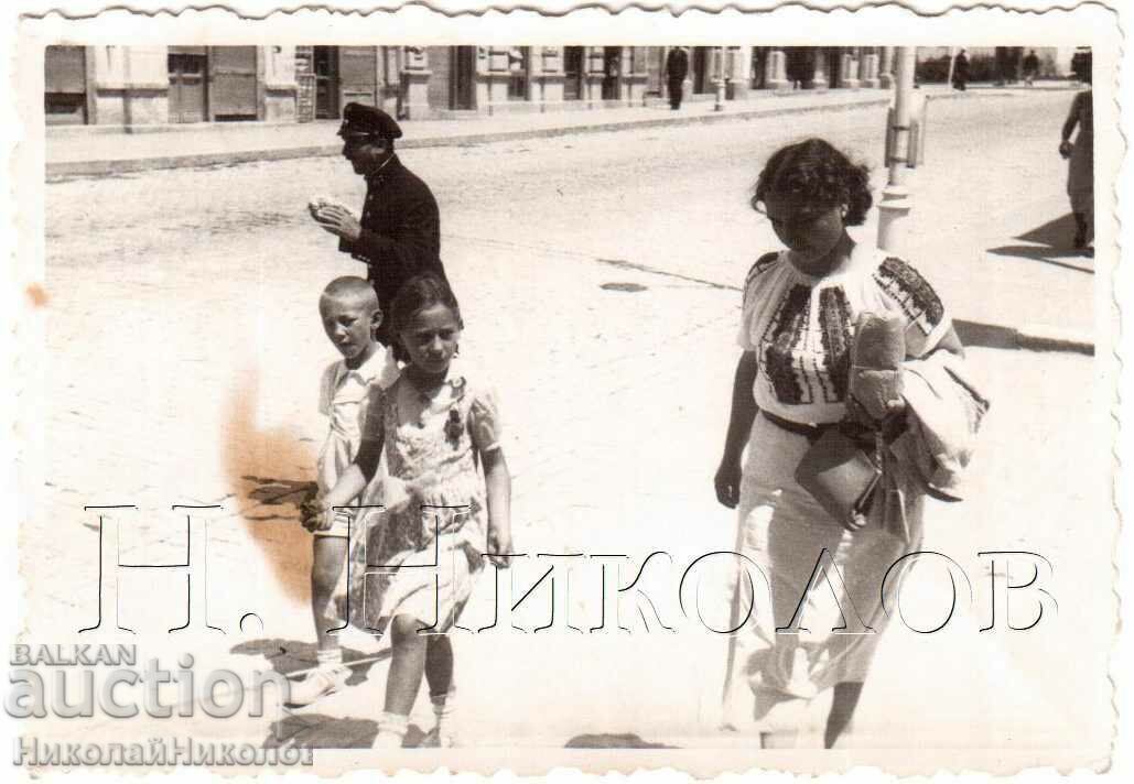 ΜΙΚΡΗ ΠΑΛΙΑ ΦΩΤΟΓΡΑΦΙΑ ΜΕ ΤΗ ΜΑΜΑ ΣΤΗΝ ΑΓΟΡΑ D179