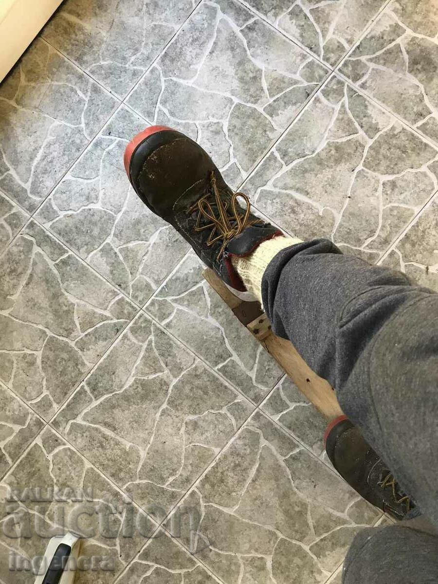 PRIMITIVE WOOD CLOTHES - 5 PRIMITIVE WOOD CLOTHES - 5