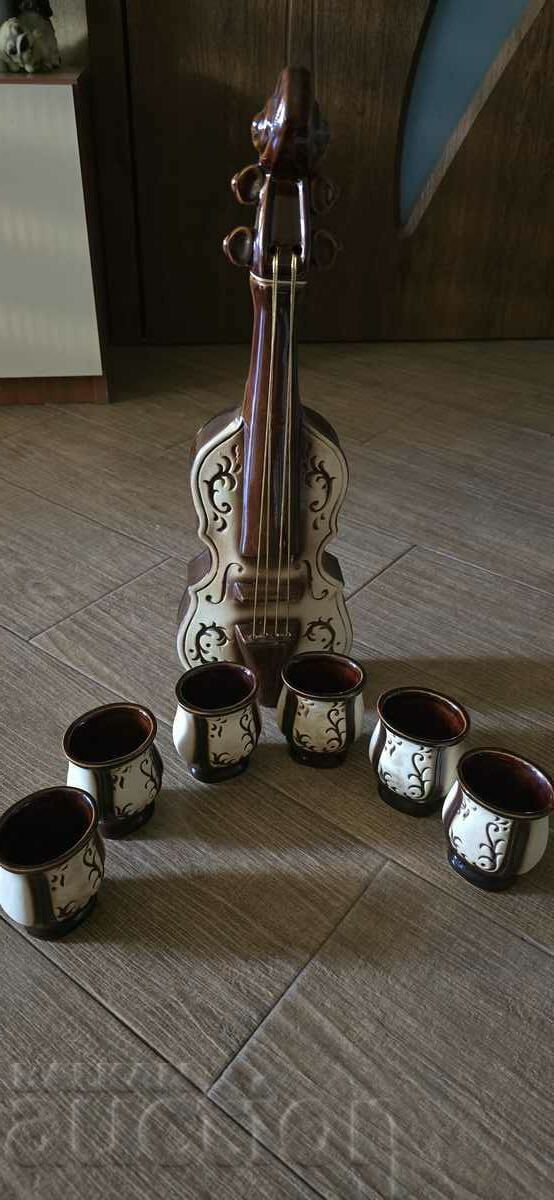 Set cești și vioară vintage din ceramică.