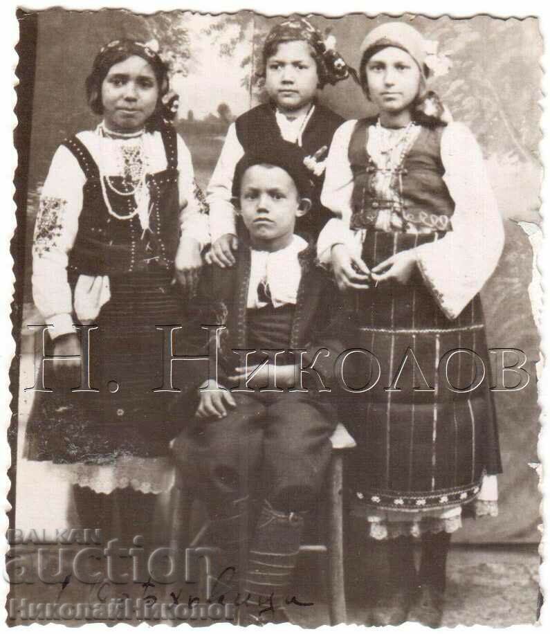 LITTLE OLD PHOTO OF TOP WALNUT CHILDREN IN FOLK COSTUME D183