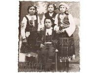 LITTLE OLD PHOTO OF TOP WALNUT CHILDREN IN FOLK COSTUME D183