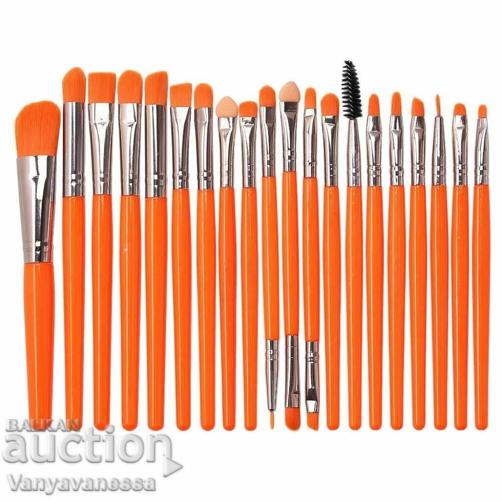 Set of 20 colored brushes for perfect make-up in signal