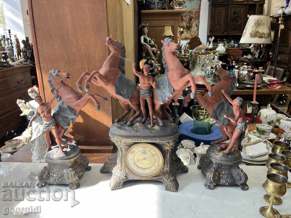 Mantel clock with horse figures / figurines. #6009