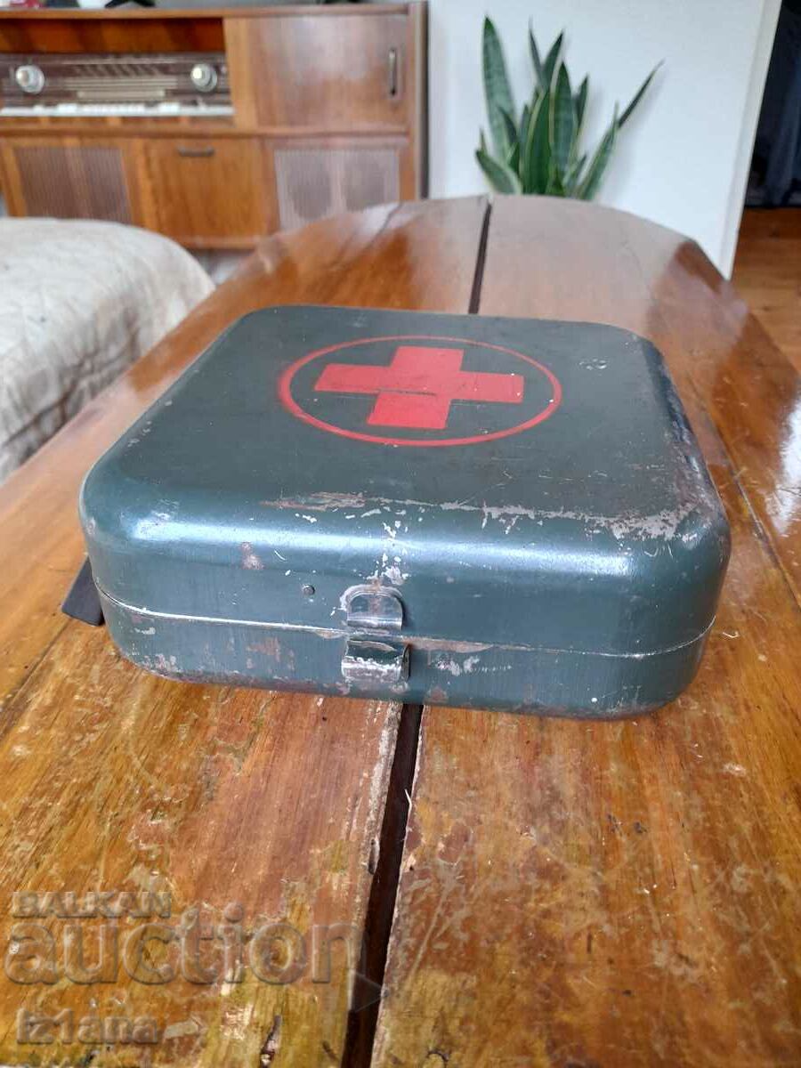 Παλιό μεταλλικό κιτ πρώτων βοηθειών με τιμή 65.00 BGN | € 33.23 Παλιό μεταλλικό κιτ πρώτων βοηθειών με τιμή 65.00 BGN | € 33.23