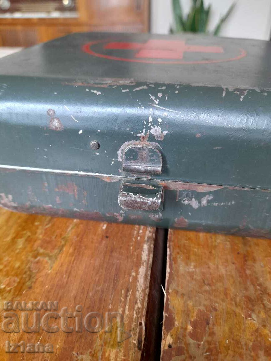 Δημοπρασία Παλιό μεταλλικό κιτ πρώτων βοηθειών Δημοπρασία Παλιό μεταλλικό κιτ πρώτων βοηθειών