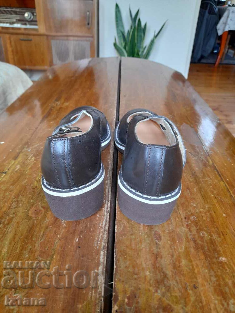 Licitație Pantofi vechi pentru copii