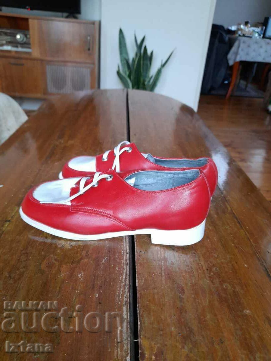 Pantofi vechi pentru copii cu preț 27.00 BGN | € 13.80