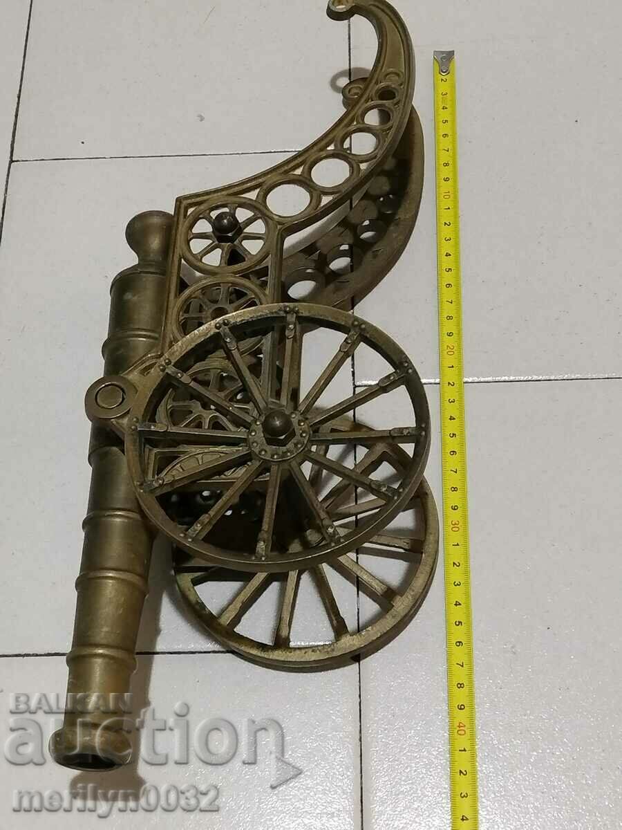 Δημοπρασία Ένα μπρούτζινο κανόνι