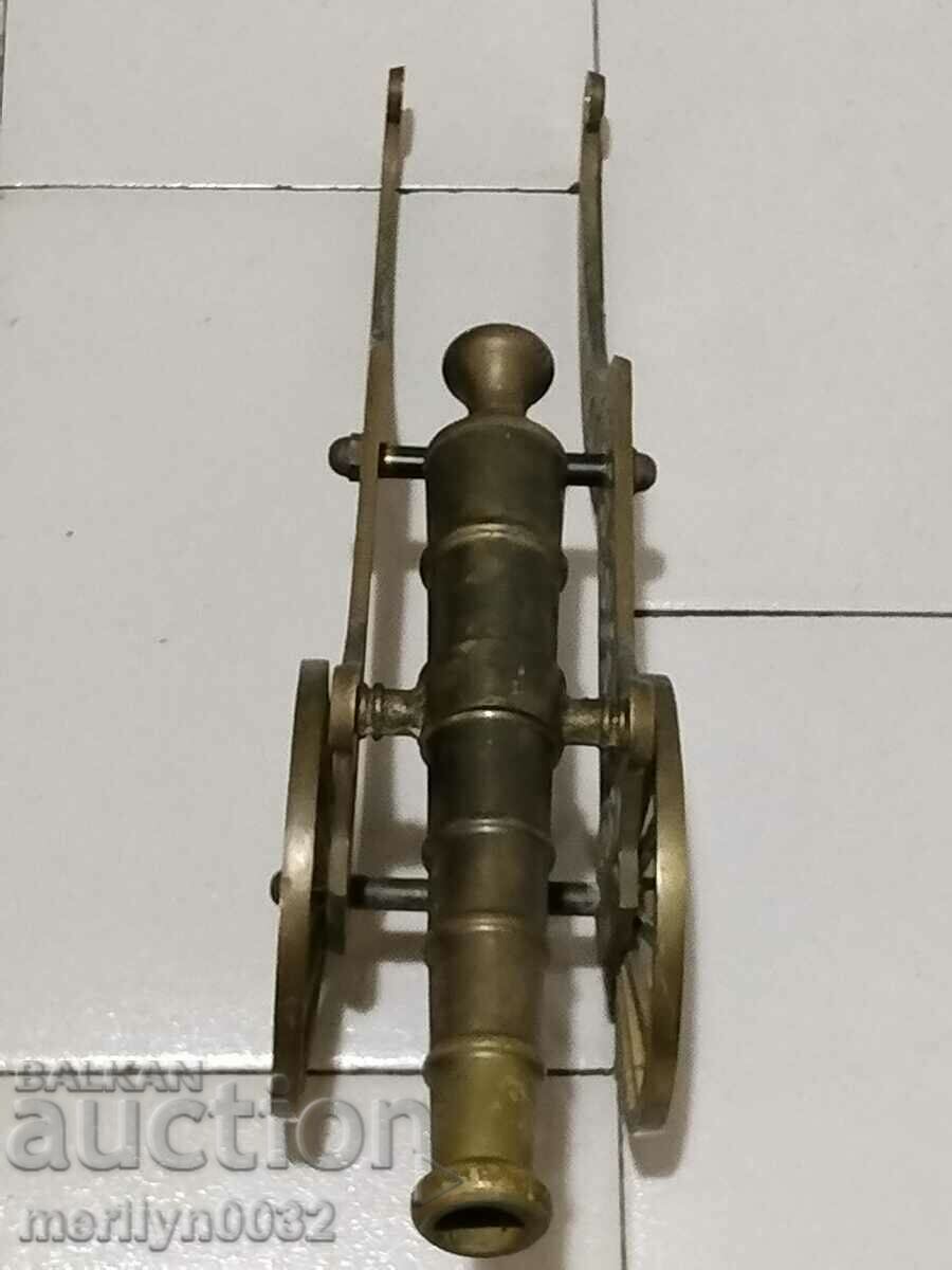 Ένα μπρούτζινο κανόνι - 7