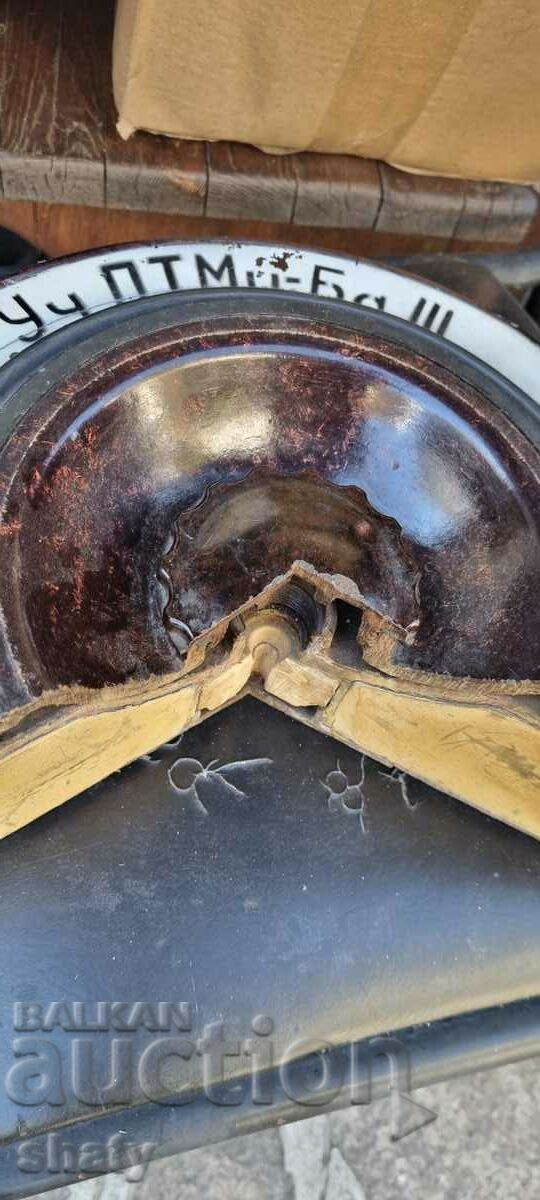 Auction An old training model of an anti-tank mine. Auction An old training model of an anti-tank mine.