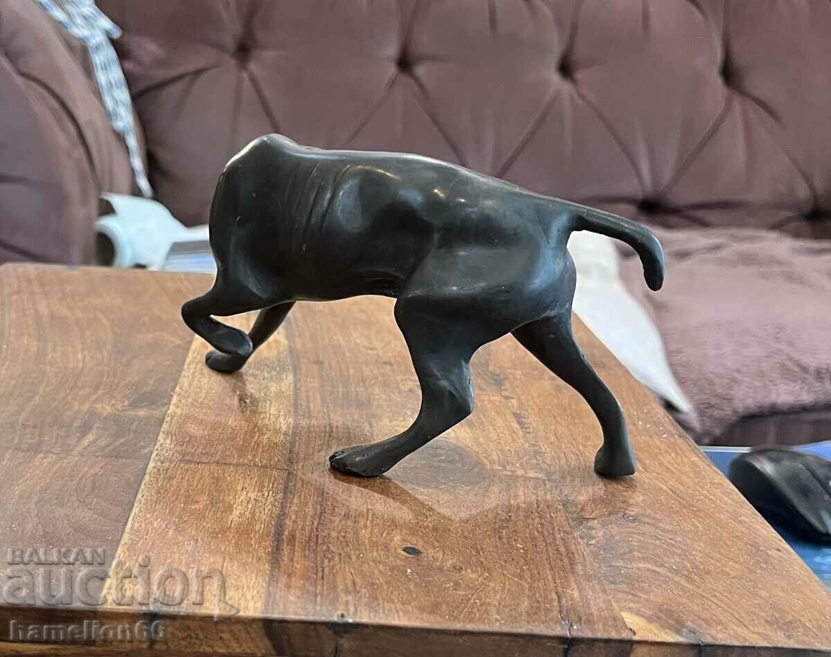 Sculptură veche din bronz, câine, Weimariner, patină cu preț 280.00 BGN | € 143.16