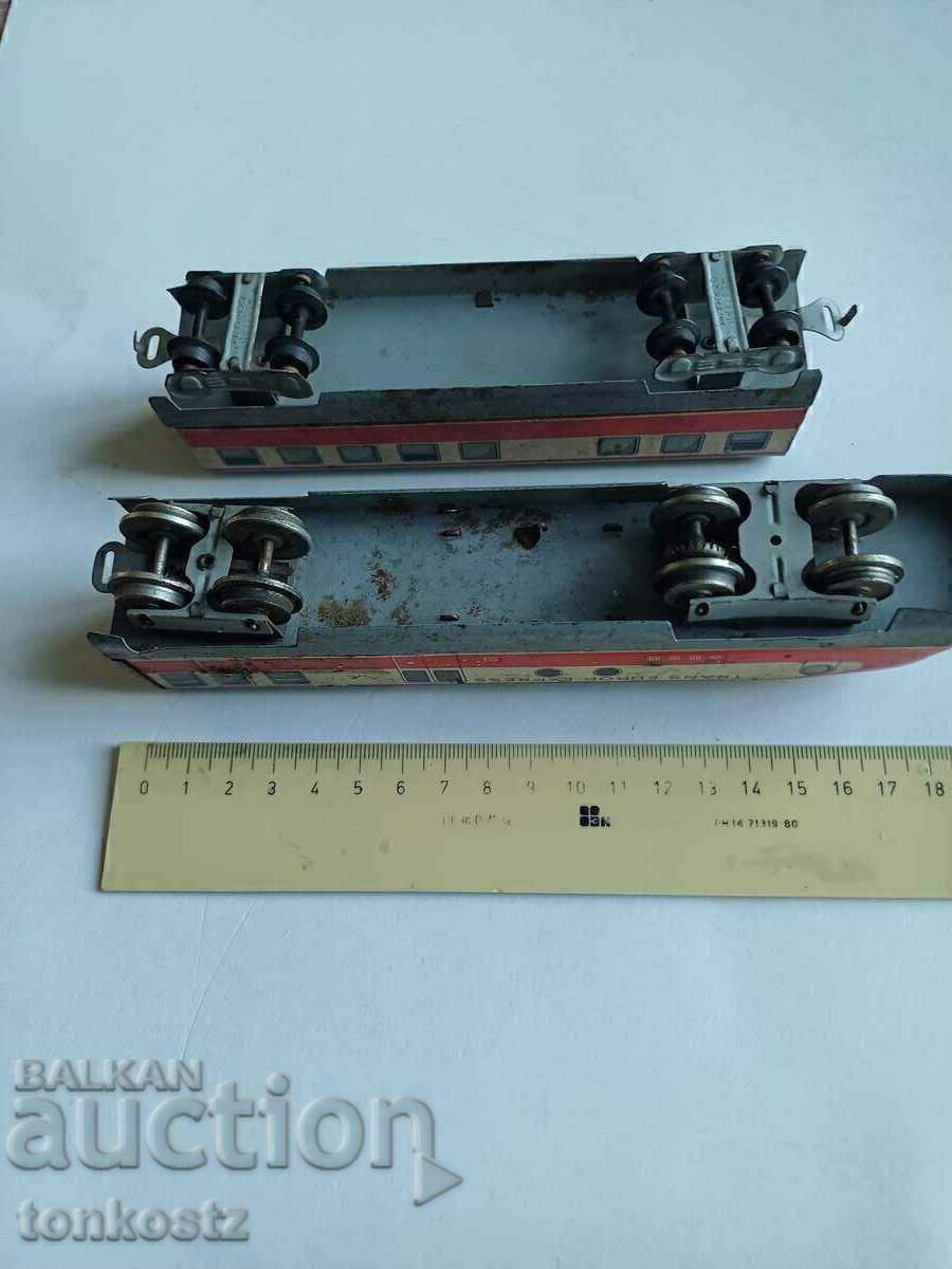 Auction A metal train with a wagon Auction A metal train with a wagon