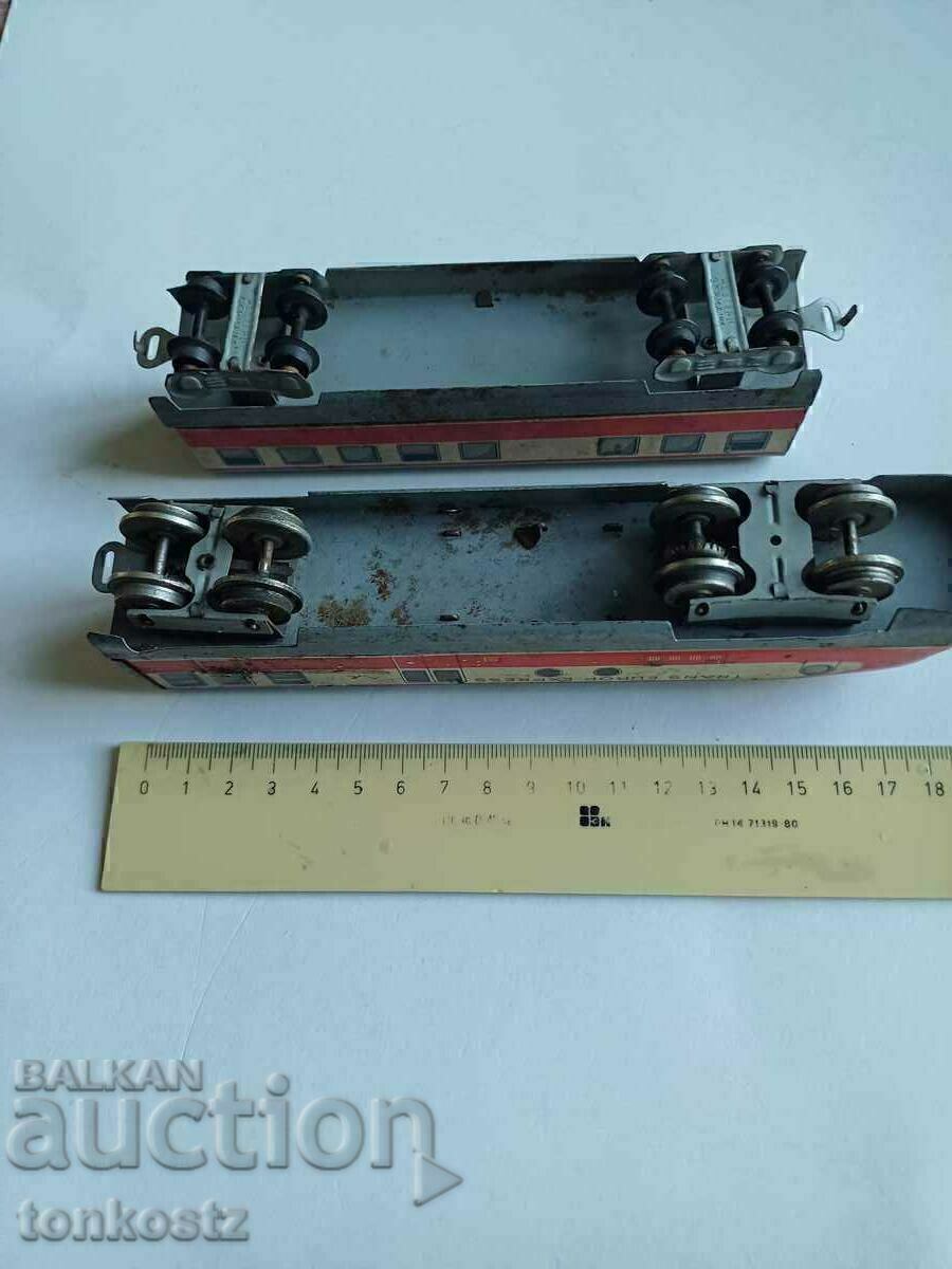 Δημοπρασία Ένα μεταλλικό τρένο με ένα βαγόνι