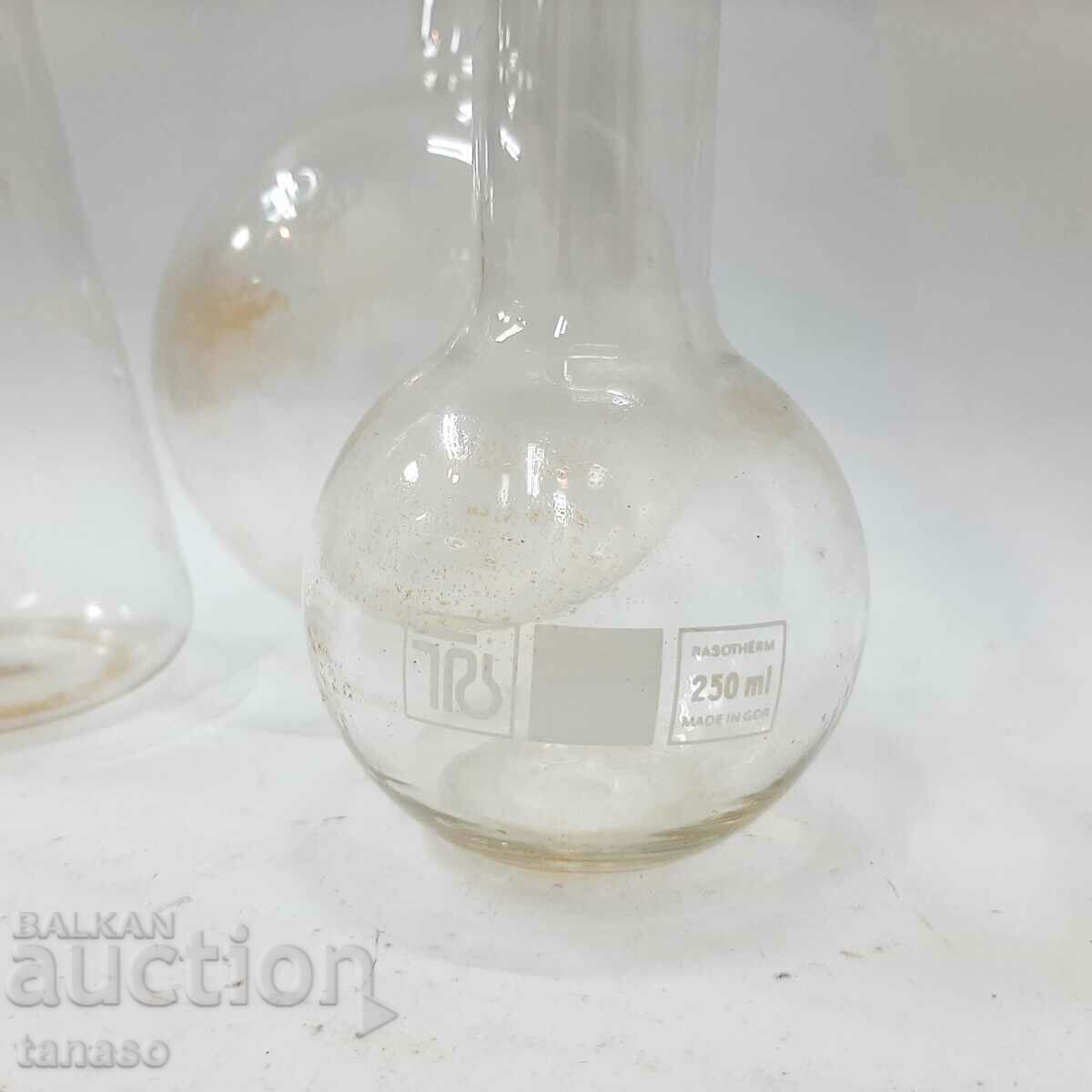 Δημοπρασία Τρεις παλιές φιάλες χημικού εργαστηρίου Jena therm(11,5) Δημοπρασία Τρεις παλιές φιάλες χημικού εργαστηρίου Jena therm(11,5)