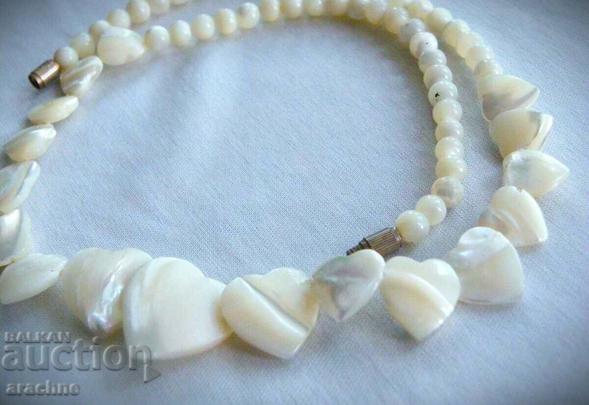 Auction  A beautiful mother-of-pearl necklace