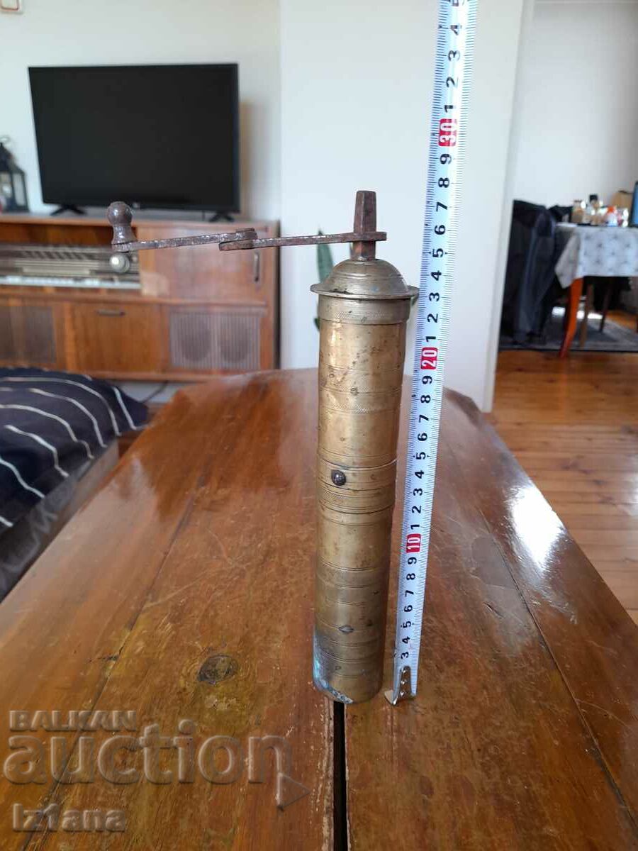 Old coffee grinder, grinder, coffee grinder with price 32.00 BGN | € 16.36 Old coffee grinder, grinder, coffee grinder with price 32.00 BGN | € 16.36