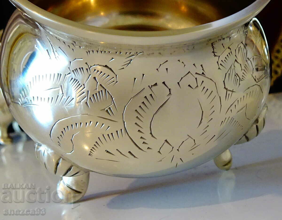 Auction English bronze sugar bowl, baroque. Auction English bronze sugar bowl, baroque.